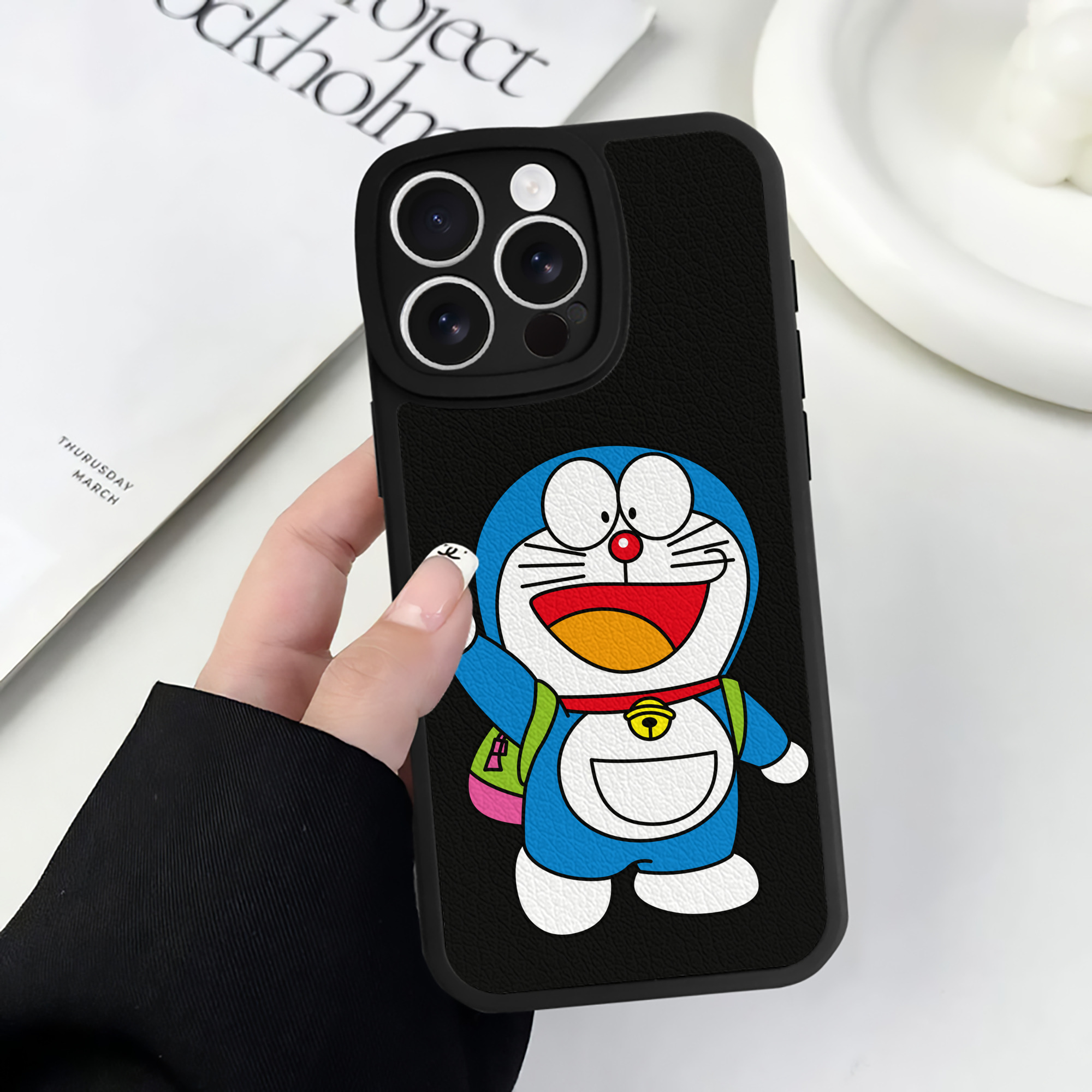（画像用） ドラえもん Doraemon 【iPhone 16シリーズ対応】シリコンスマホケース（レザー調） 材質：シリコン